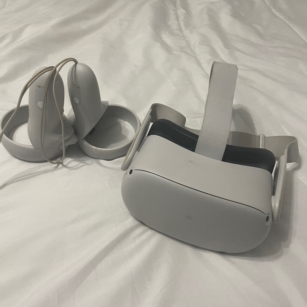 Oculus Quest 2 (barley used)